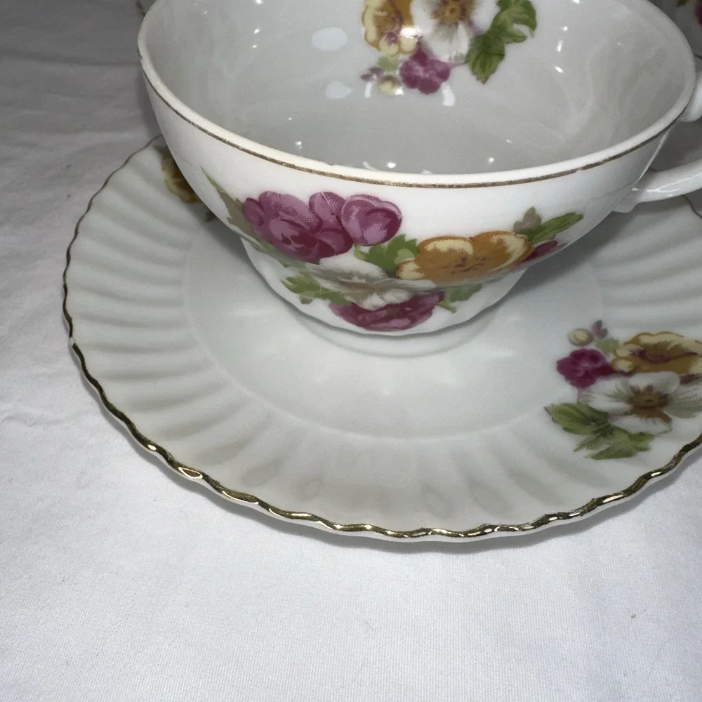 Made in Japan Tea Cup and Saucer Set Vintage Floral Gold‎ Trim White 4 Sets